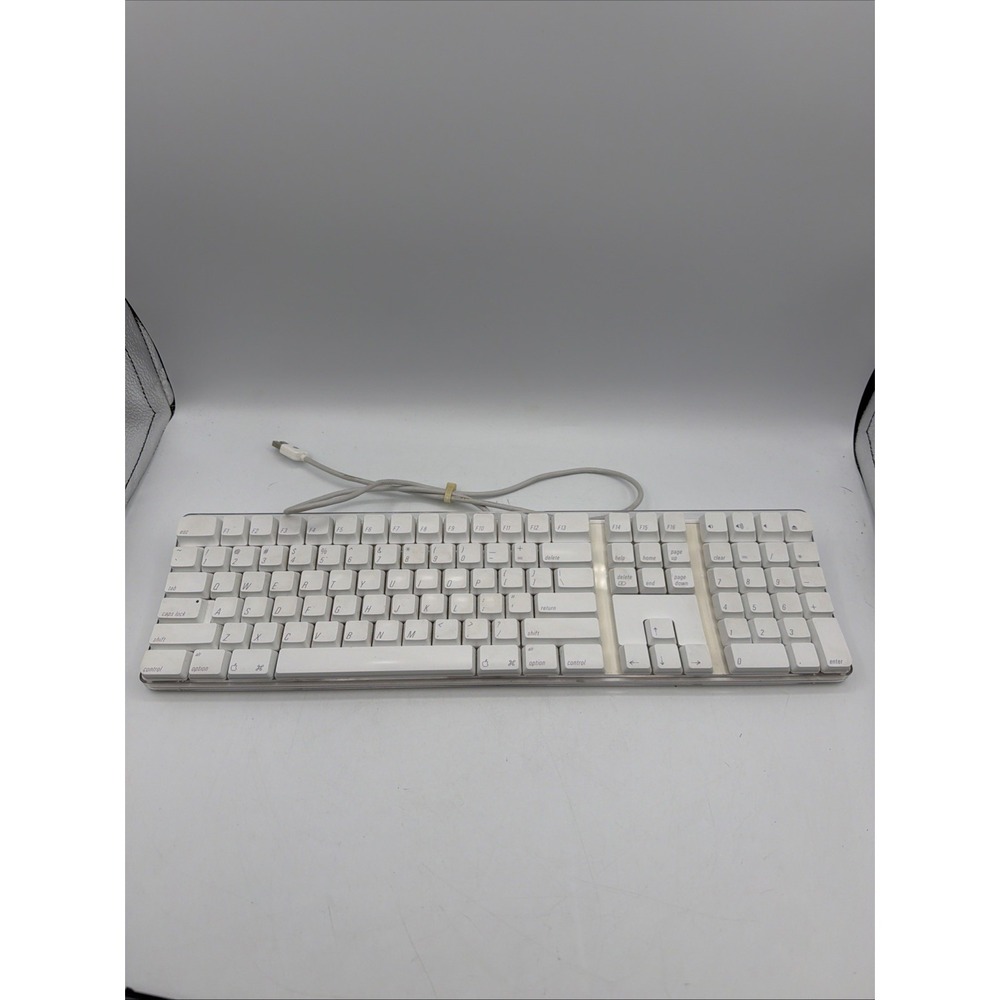 Apple A1048 Wired USB Keyboard White QWERTY Standard Layout